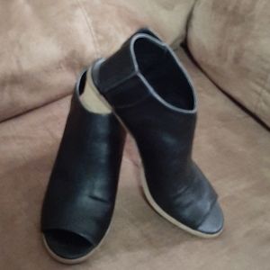 Black heeled shoes